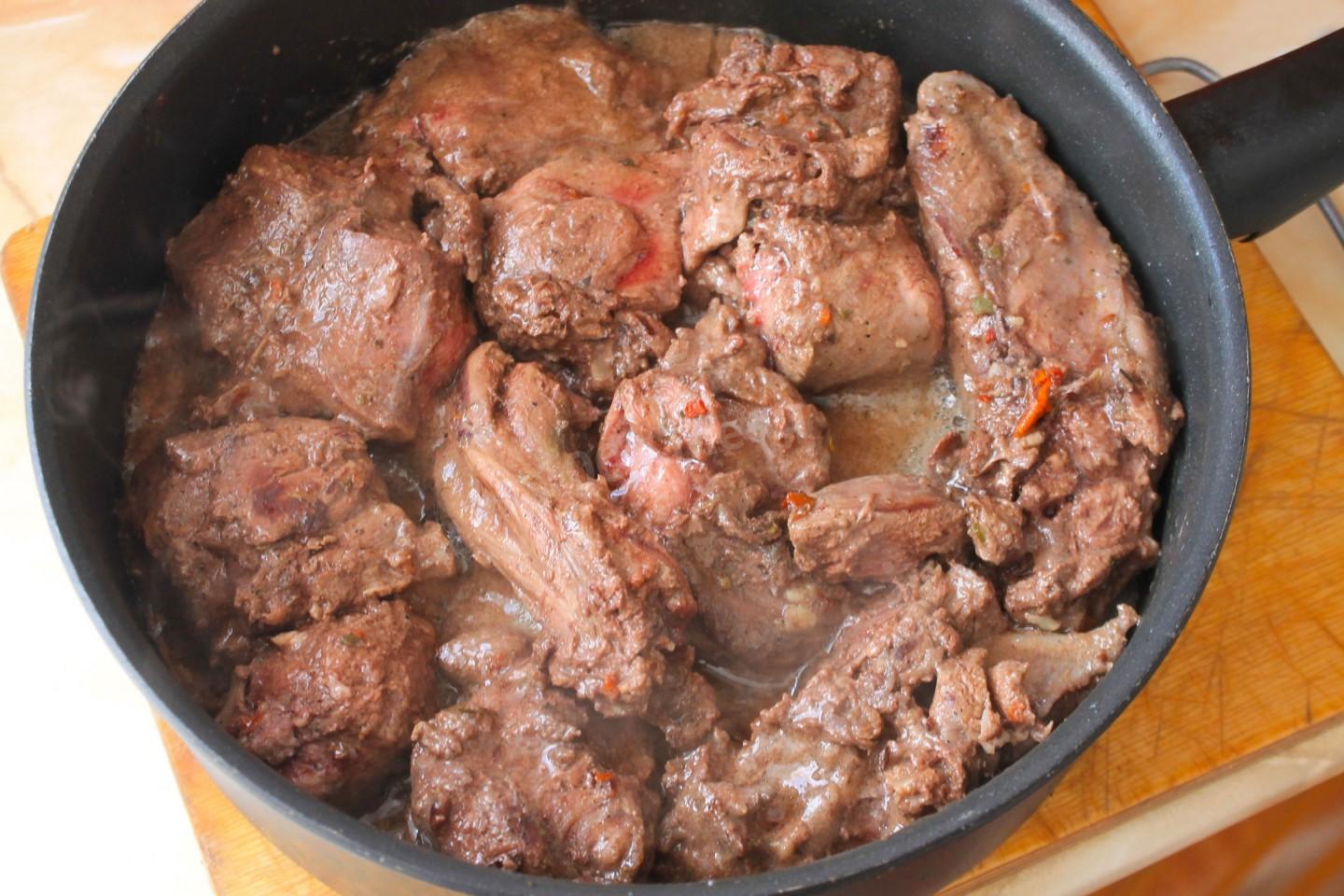 Шаг 8 приготовления Заяц тушеный с овощами и чесноком на сковороде