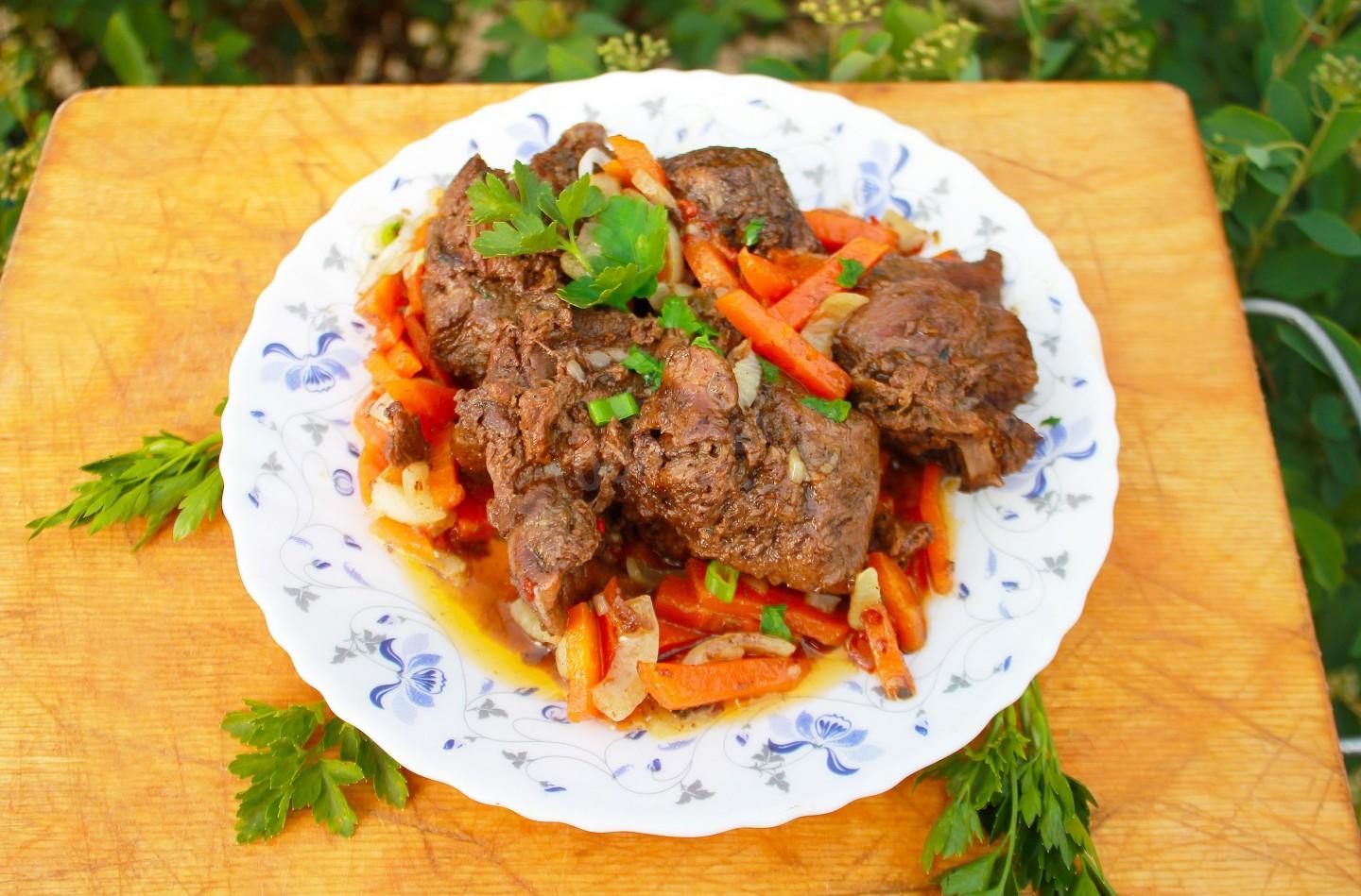 Обложка рецепта Заяц тушеный с овощами и чесноком на сковороде