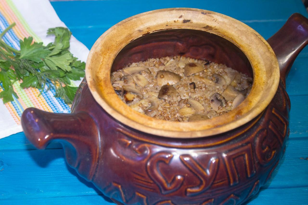 Шаг 8 приготовления Гречка с грибами в горшочке