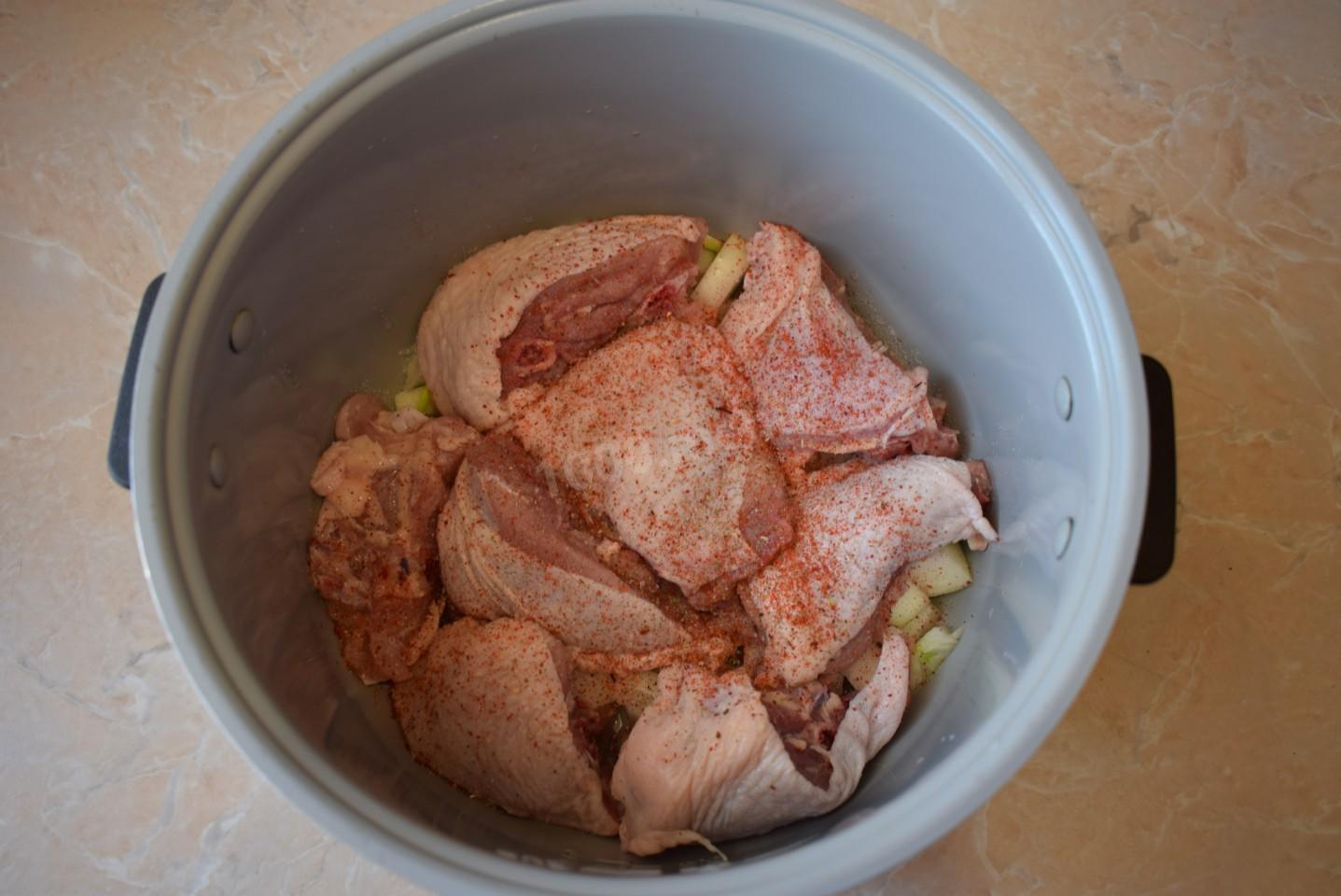 Шаг 3 приготовления Курица запеченная в мультиварке с картошкой