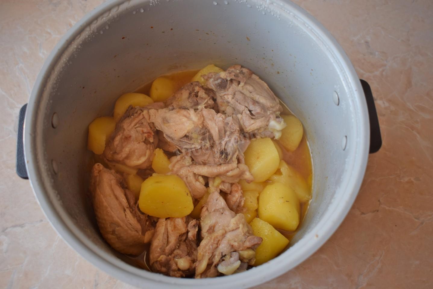 Шаг 5 приготовления Курица запеченная в мультиварке с картошкой