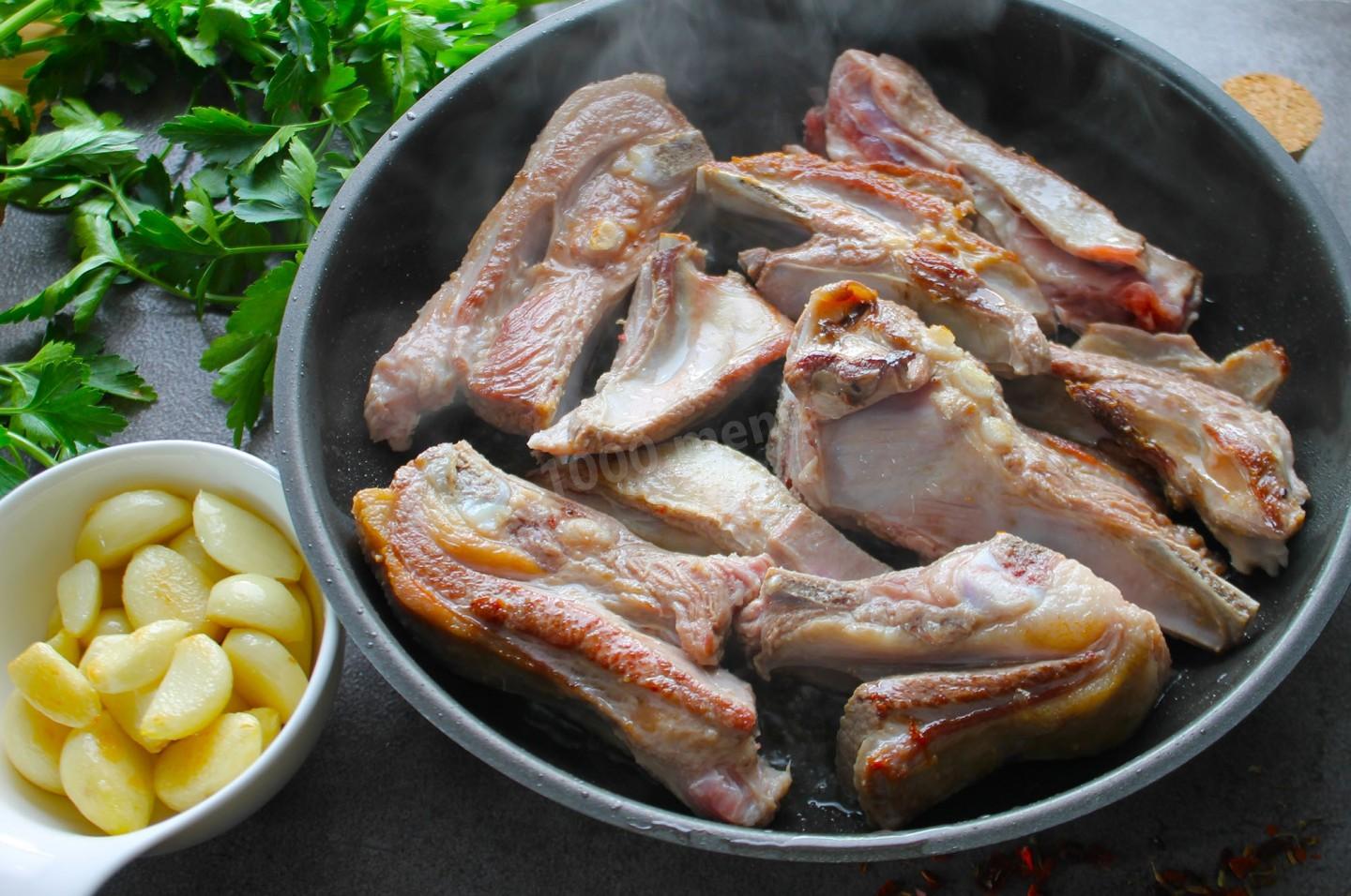 Шаг 4 приготовления Мясо в казане в духовке