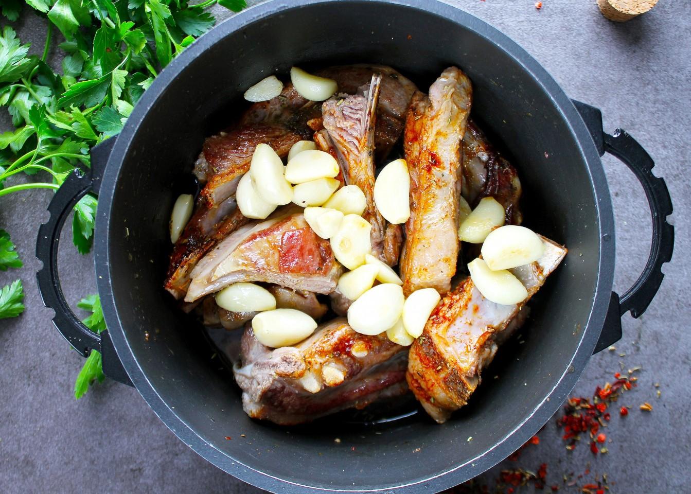 Шаг 8 приготовления Мясо в казане в духовке