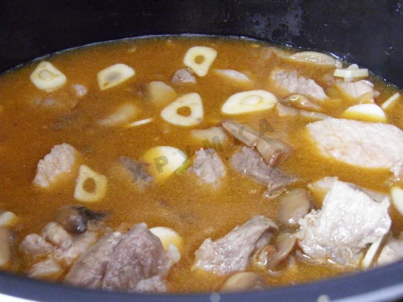 Шаг 8 приготовления Свинина с грибами в мультиварке