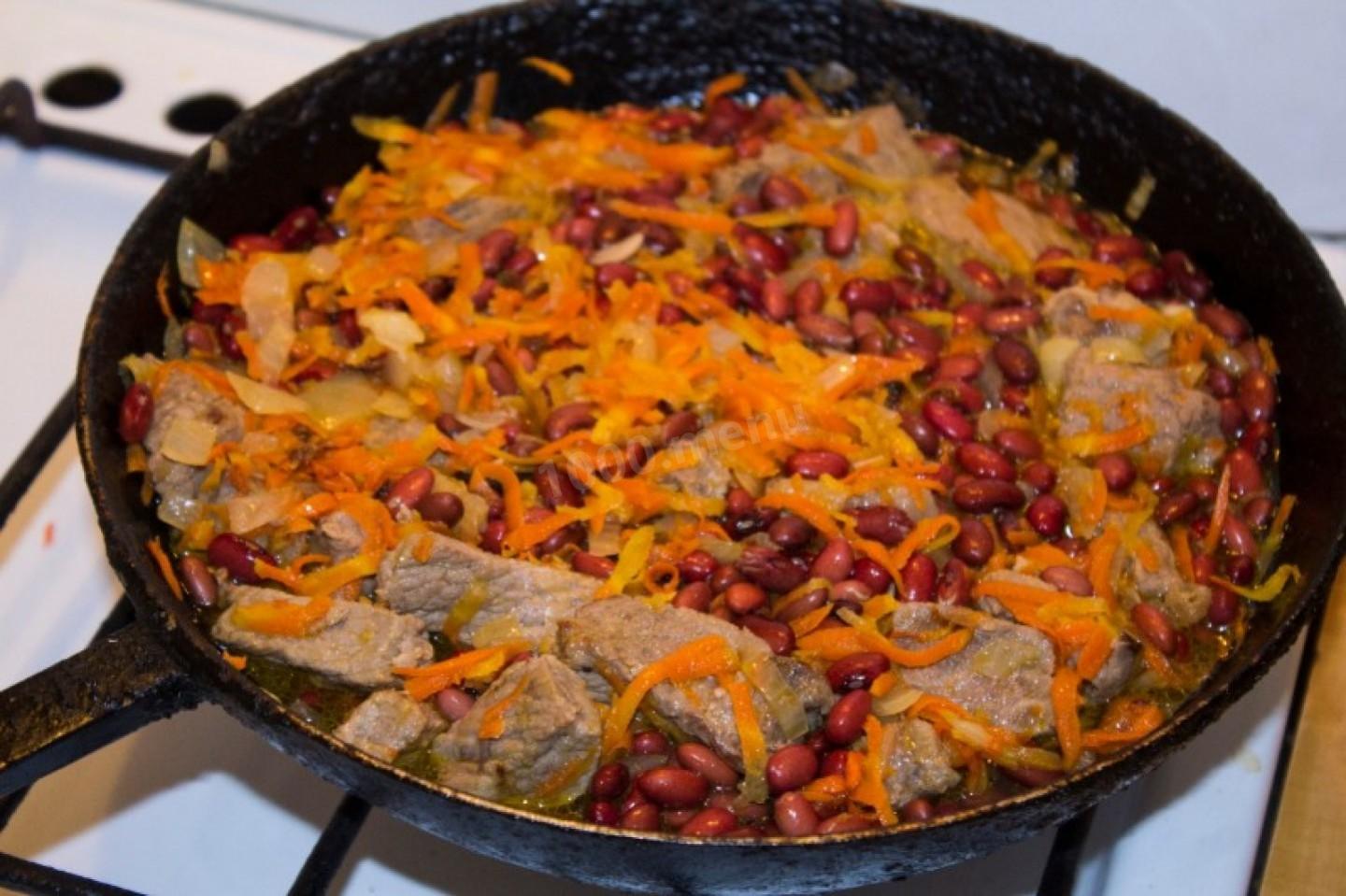 Шаг 13 приготовления Мясо с фасолью в томатном соусе тушеные
