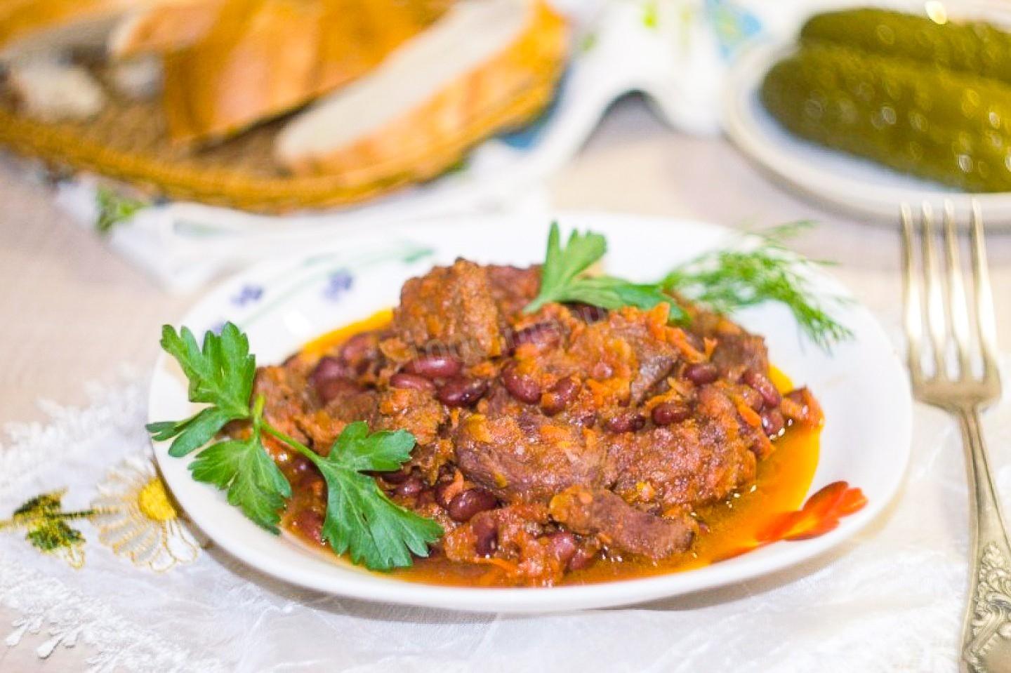 Обложка рецепта Мясо с фасолью в томатном соусе тушеные
