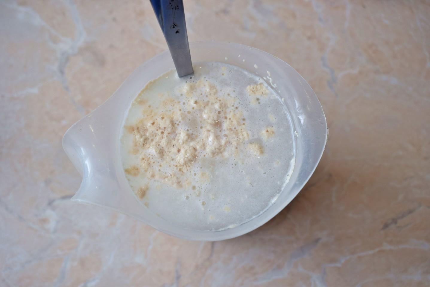 Шаг 2 приготовления Пицца с копченой колбасой и сыром