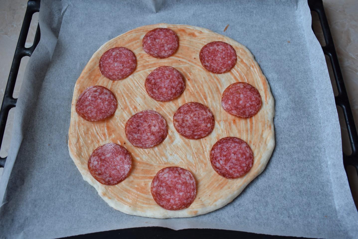 Шаг 7 приготовления Пицца с копченой колбасой и сыром