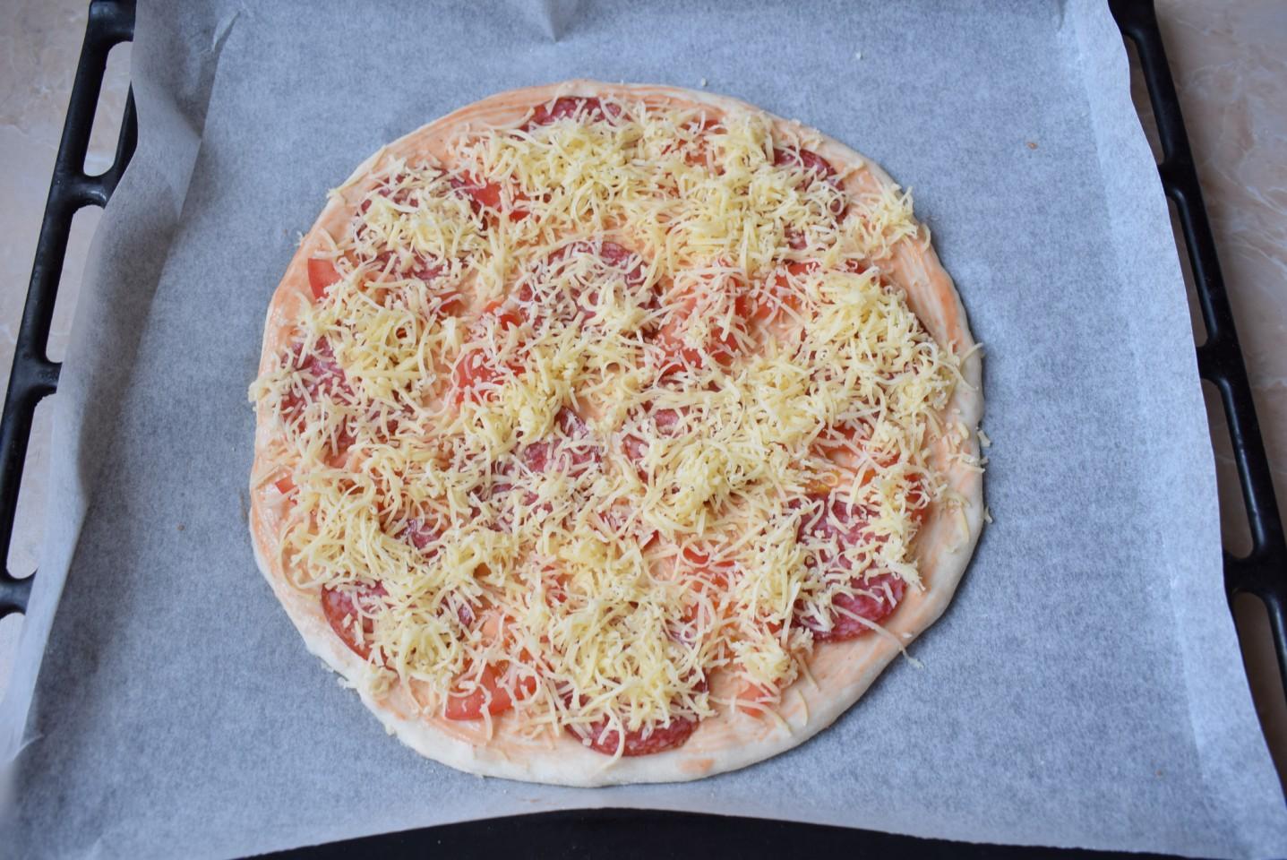 Шаг 9 приготовления Пицца с копченой колбасой и сыром