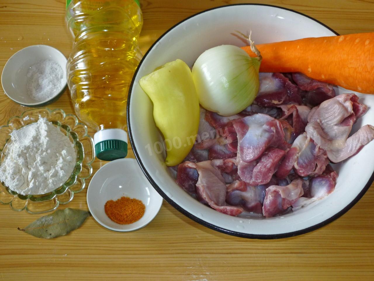 Шаг 1 приготовления Гуляш из куриных желудков