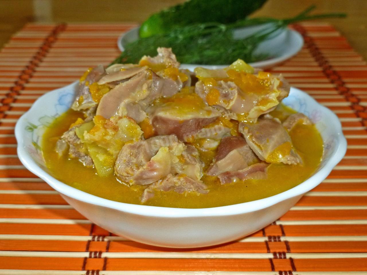 Шаг 12 приготовления Гуляш из куриных желудков