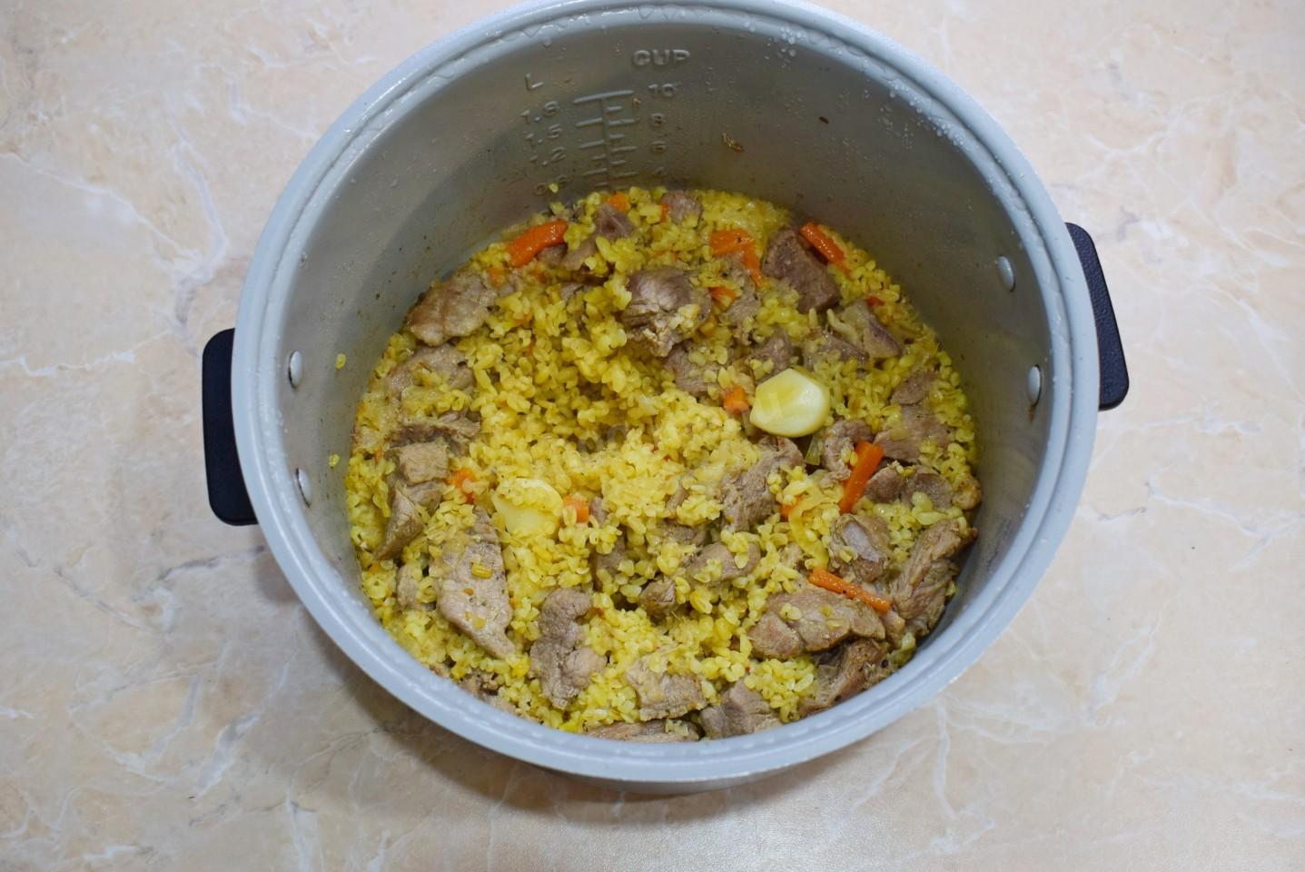 Шаг 7 приготовления Булгур с мясом в мультиварке