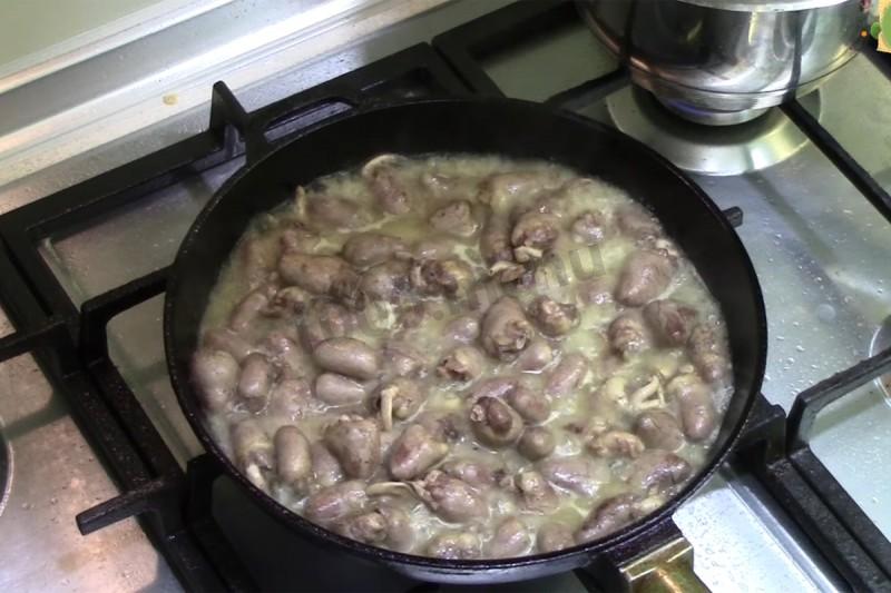 Шаг 7 приготовления Сердце куриное тушеное