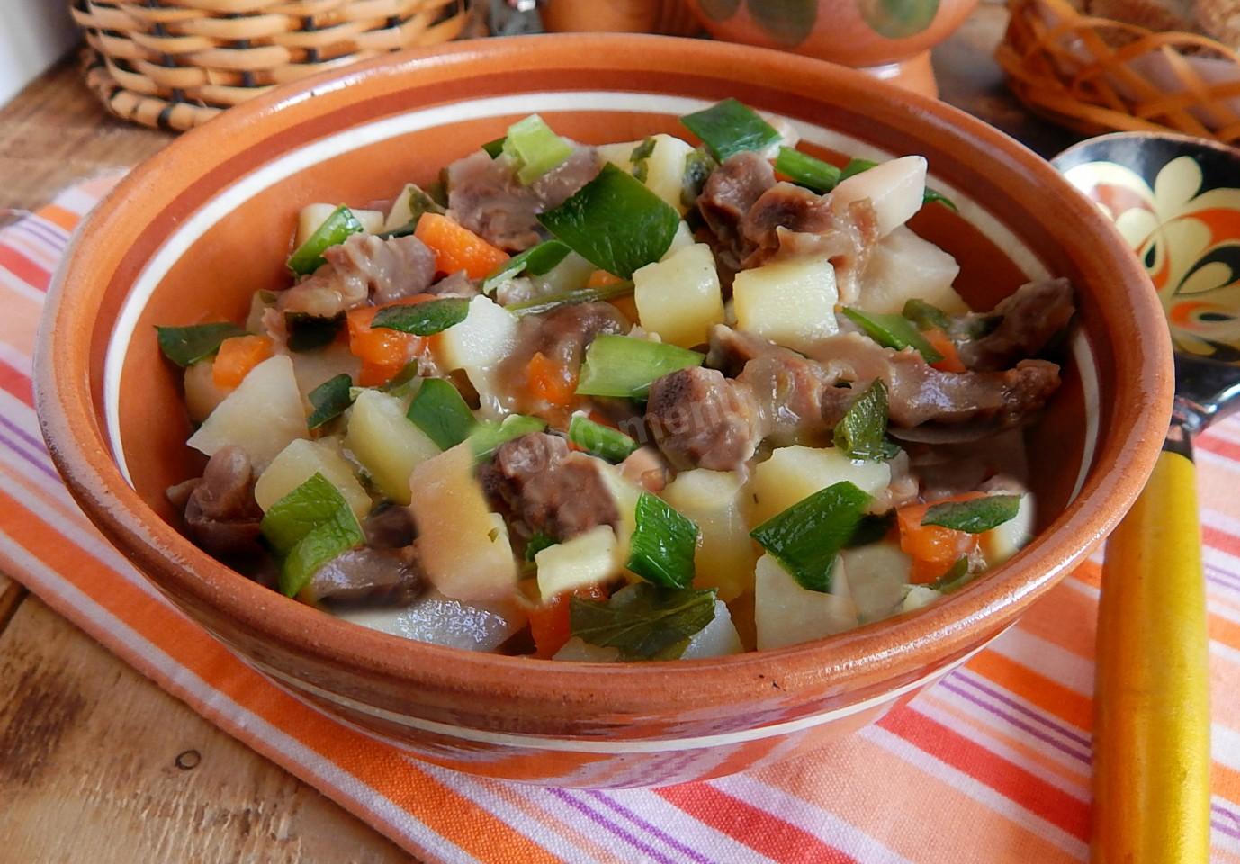 Обложка рецепта Жаркое с куриными сердечками и картофелем