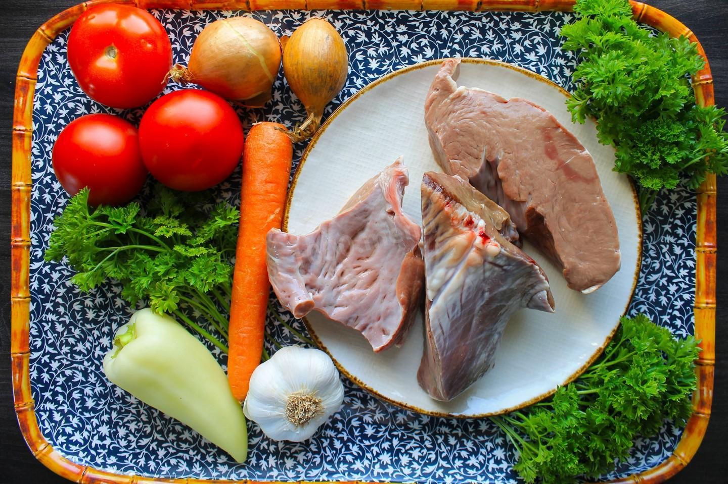 Шаг 1 приготовления Тушеное говяжье сердце с овощами
