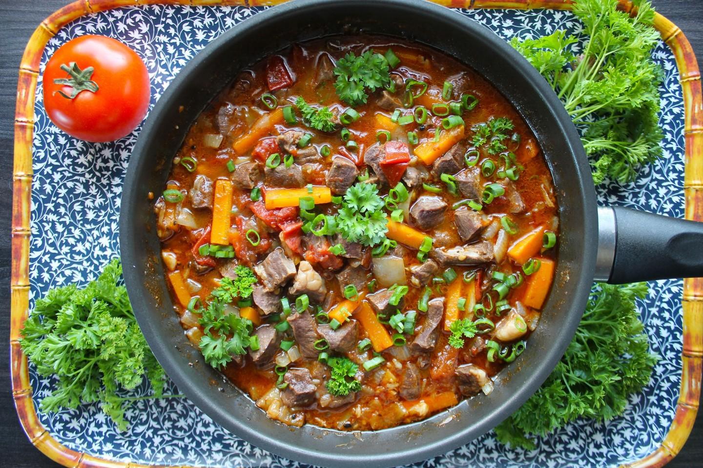 Шаг 10 приготовления Тушеное говяжье сердце с овощами
