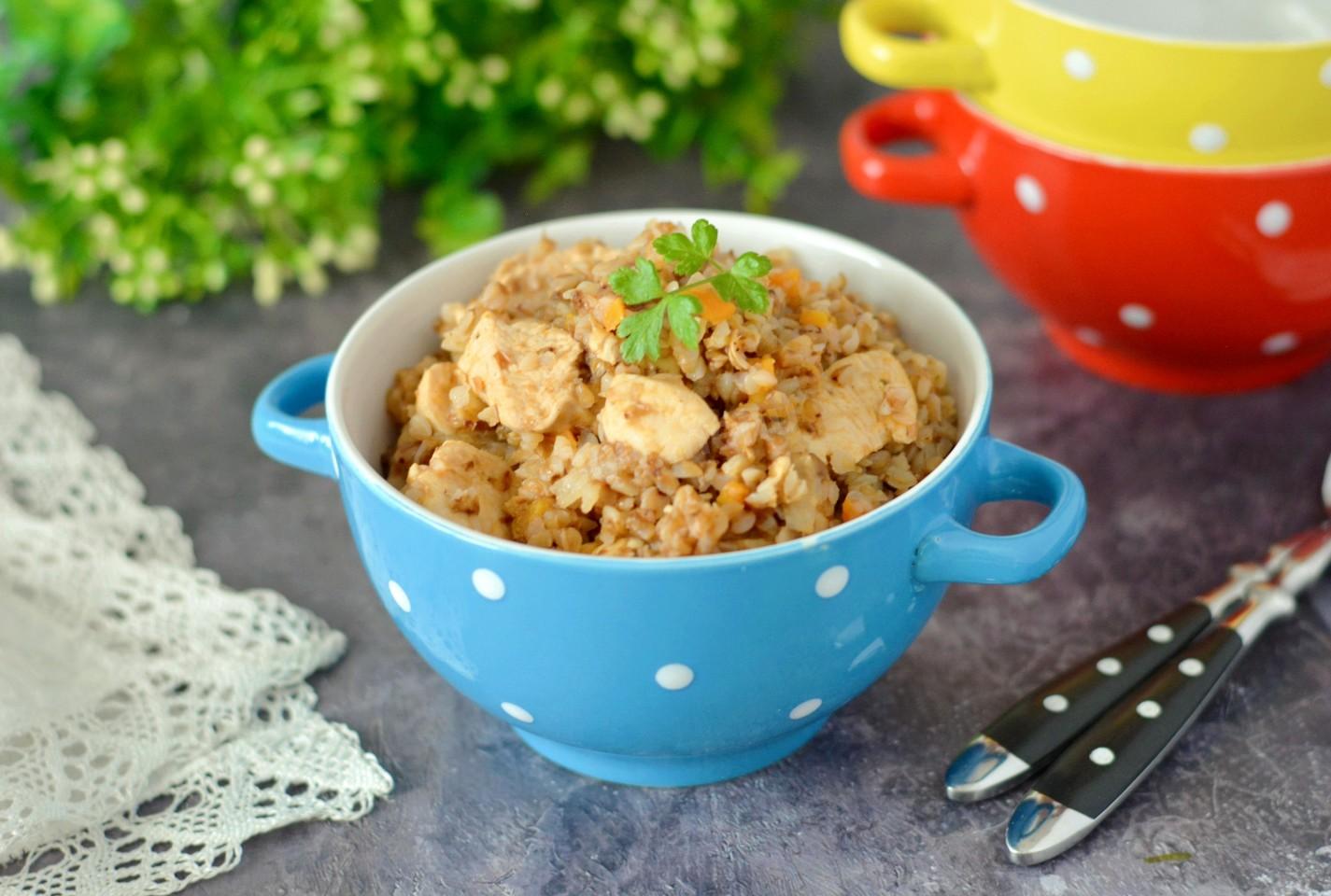 Обложка рецепта Гречневая каша с курицей в мультиварке