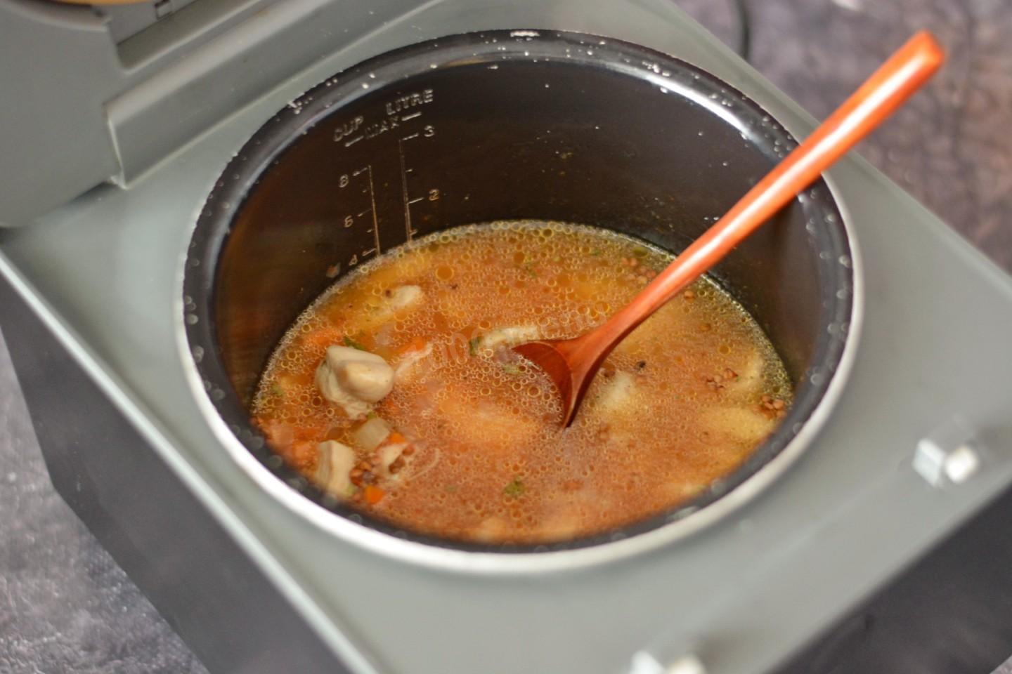 Шаг 7 приготовления Гречневая каша с курицей в мультиварке