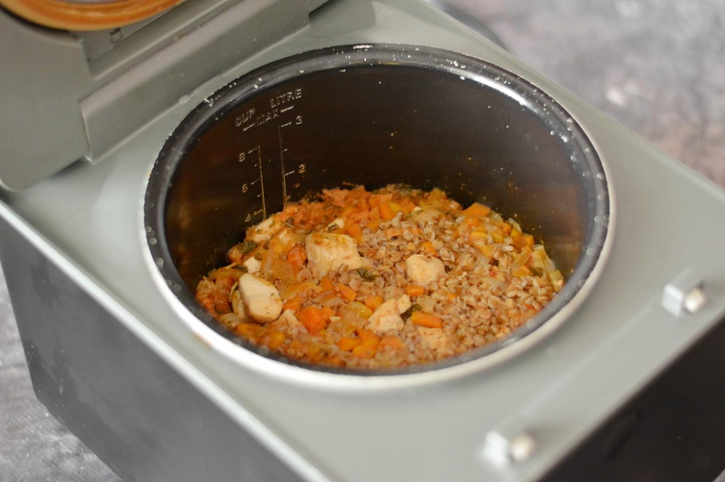 Шаг 9 приготовления Гречневая каша с курицей в мультиварке