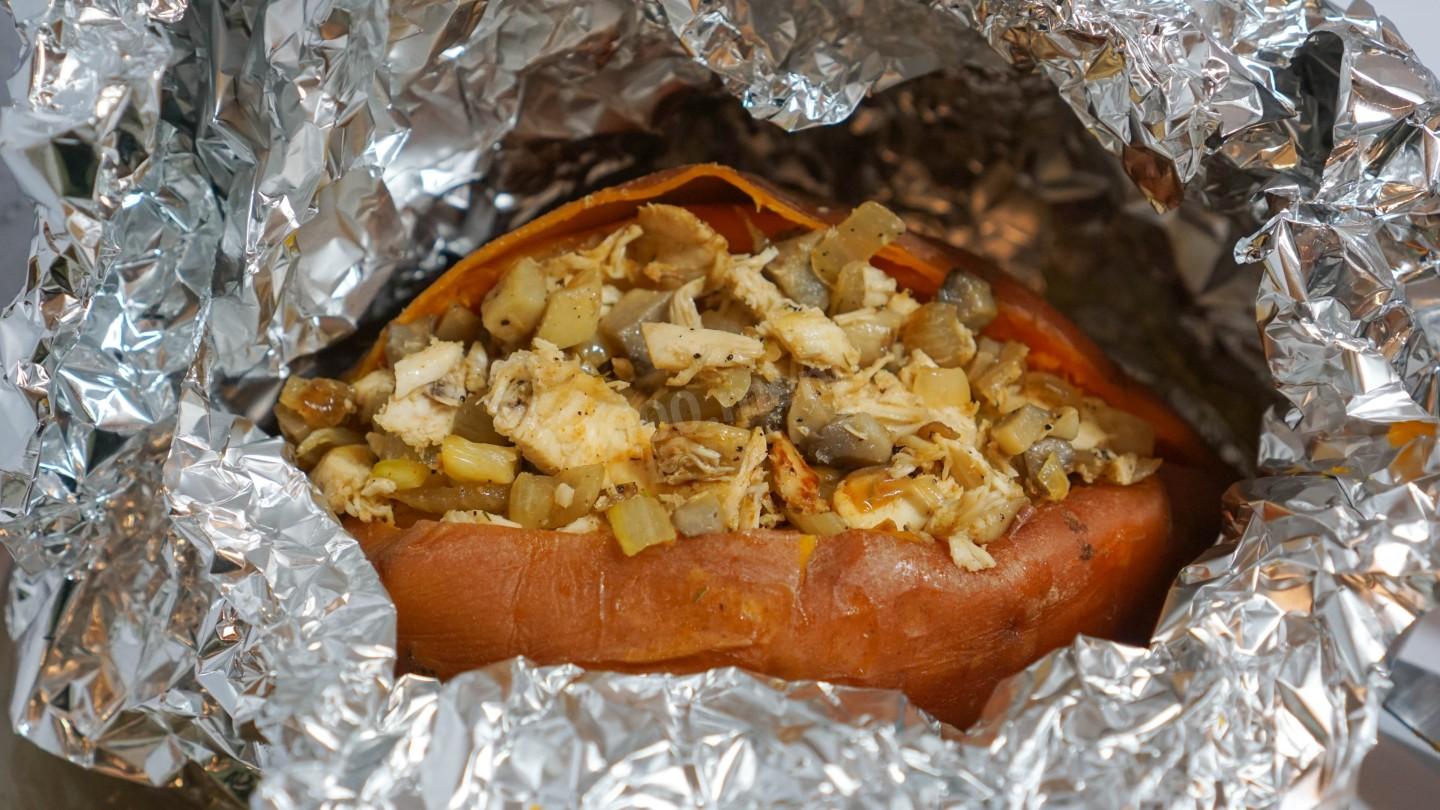 Шаг 14 приготовления Батат с курицей в духовке