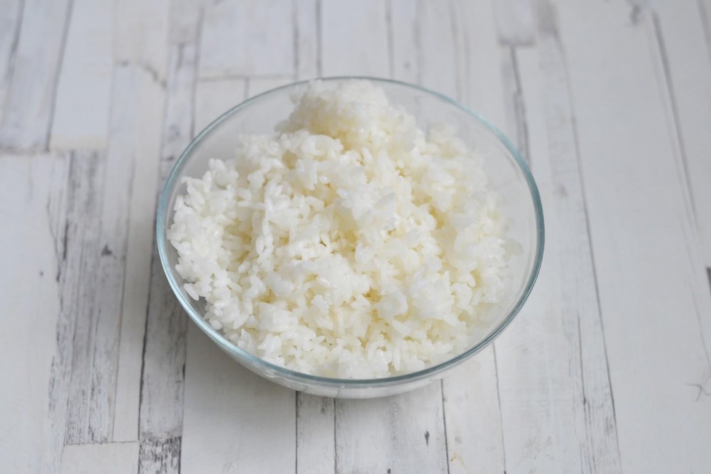 Шаг 2 приготовления Кальмары фаршированные креветками, сыром и рисом