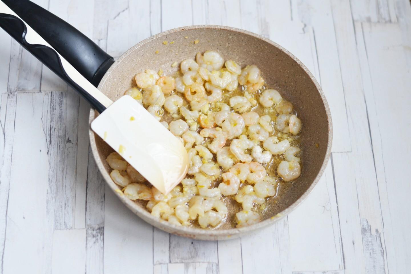 Шаг 6 приготовления Кальмары фаршированные креветками, сыром и рисом