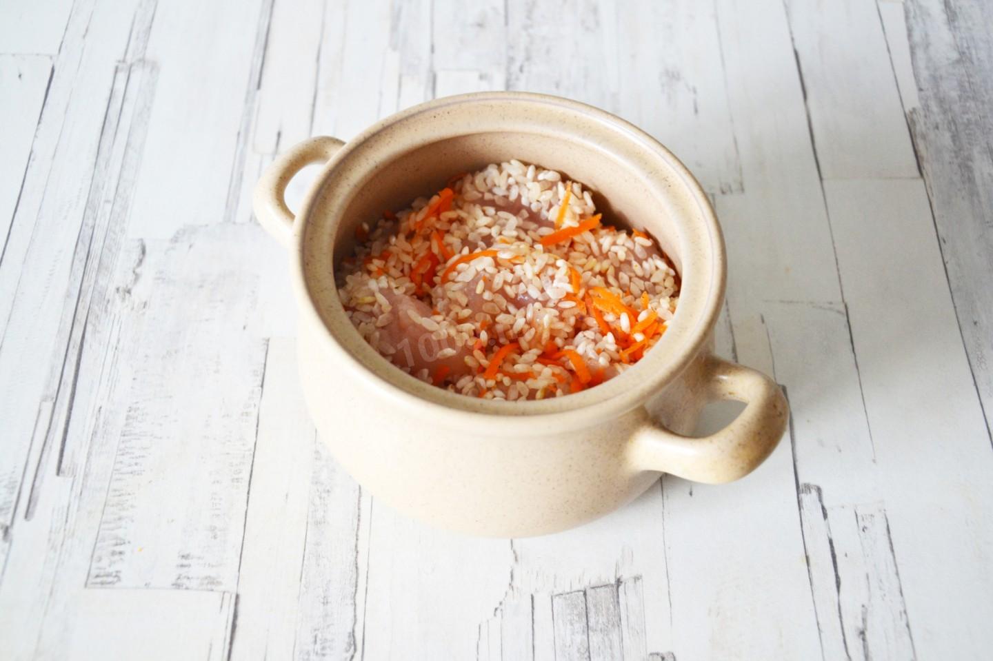 Шаг 7 приготовления Рис в горшочках с курицей