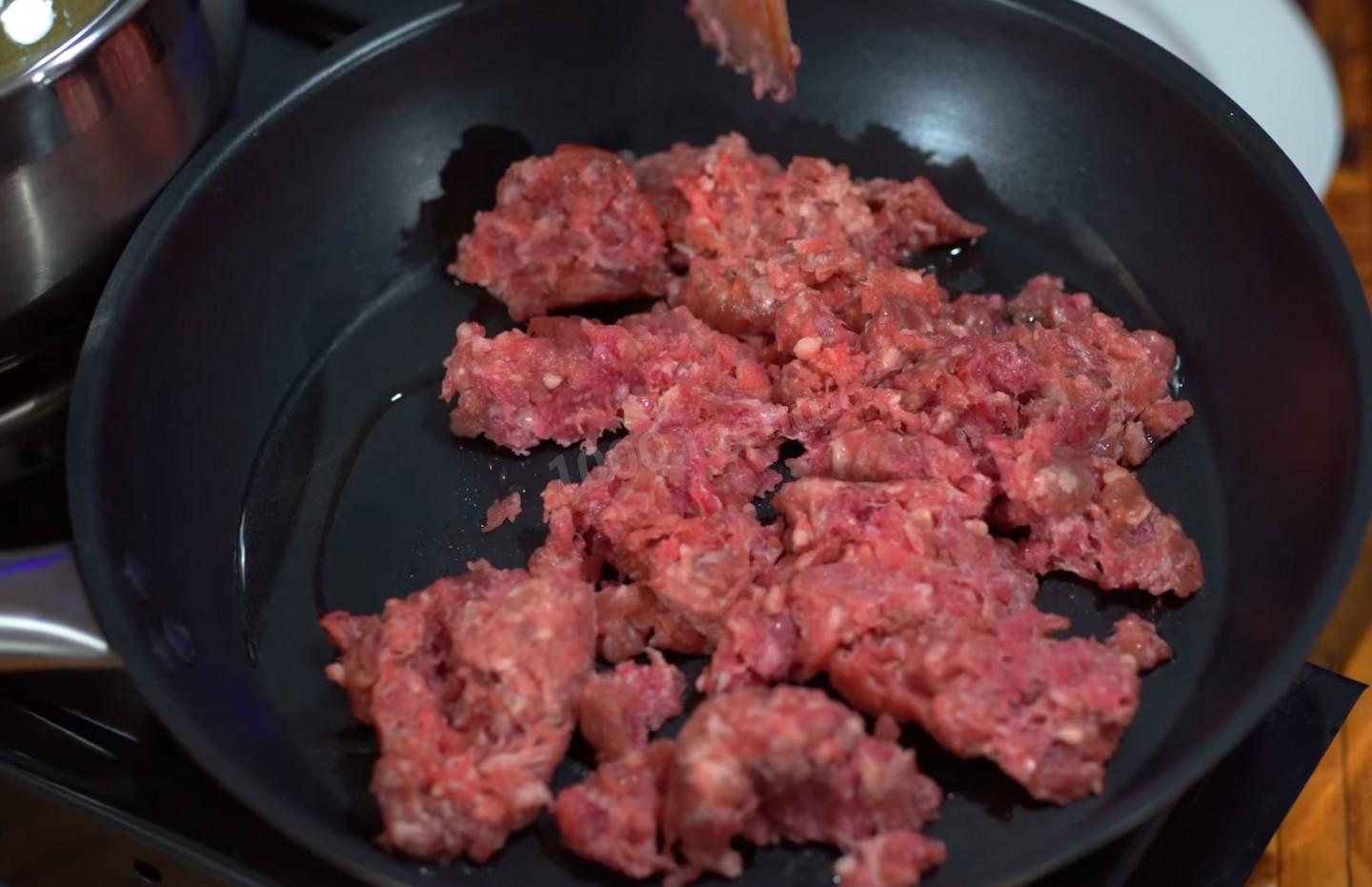 Шаг 3 приготовления Зразы картофельные с фаршем и грибами шампиньонами