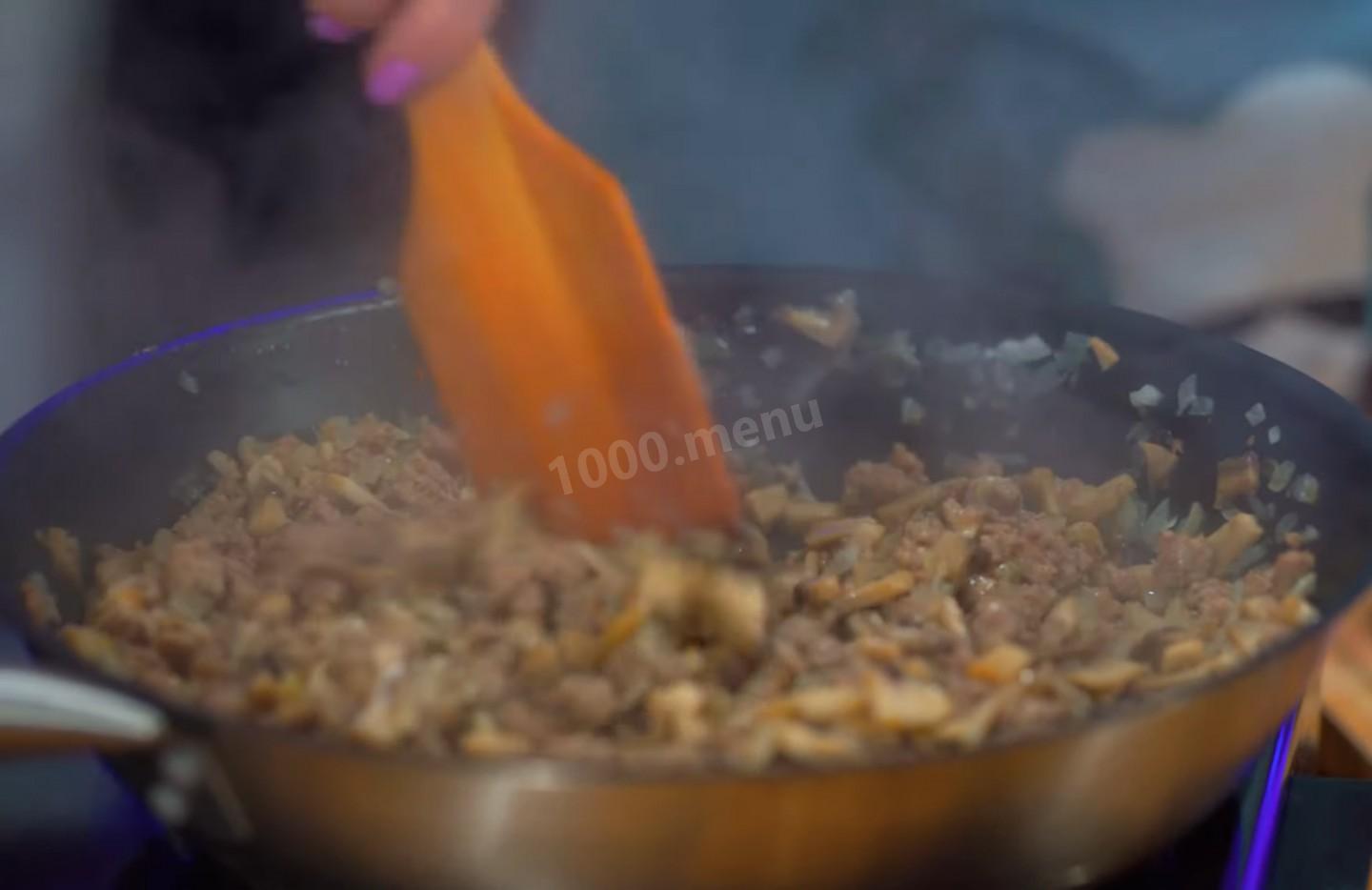 Шаг 9 приготовления Зразы картофельные с фаршем и грибами шампиньонами