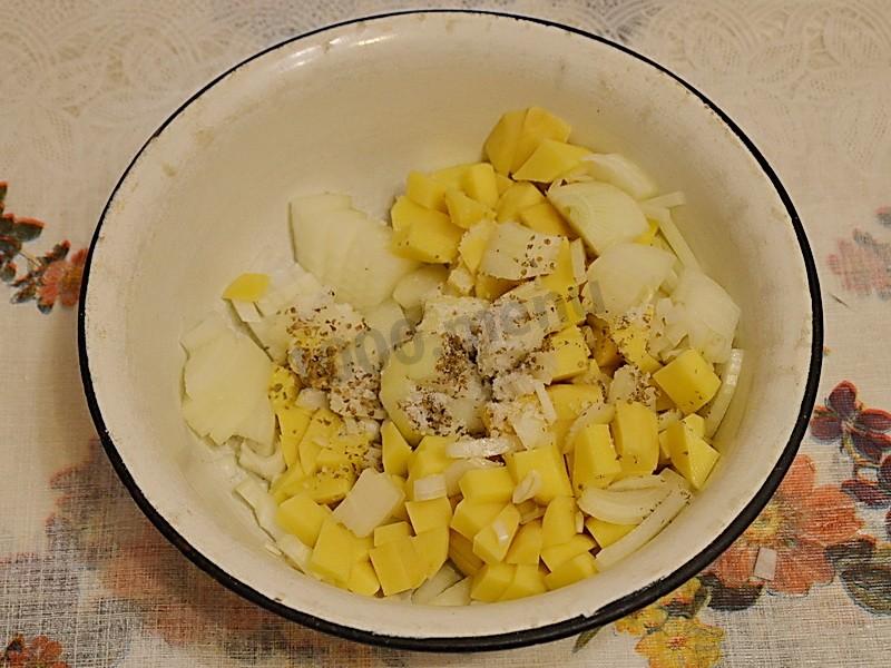 Шаг 5 приготовления Курица фаршированная картошкой в духовке в рукаве