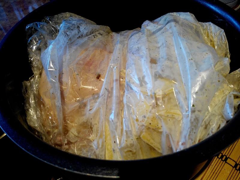 Шаг 8 приготовления Курица в мультиварке в рукаве