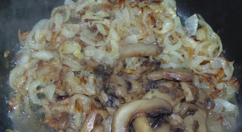 Шаг 5 приготовления Плов с грибами и курицей в мультиварке