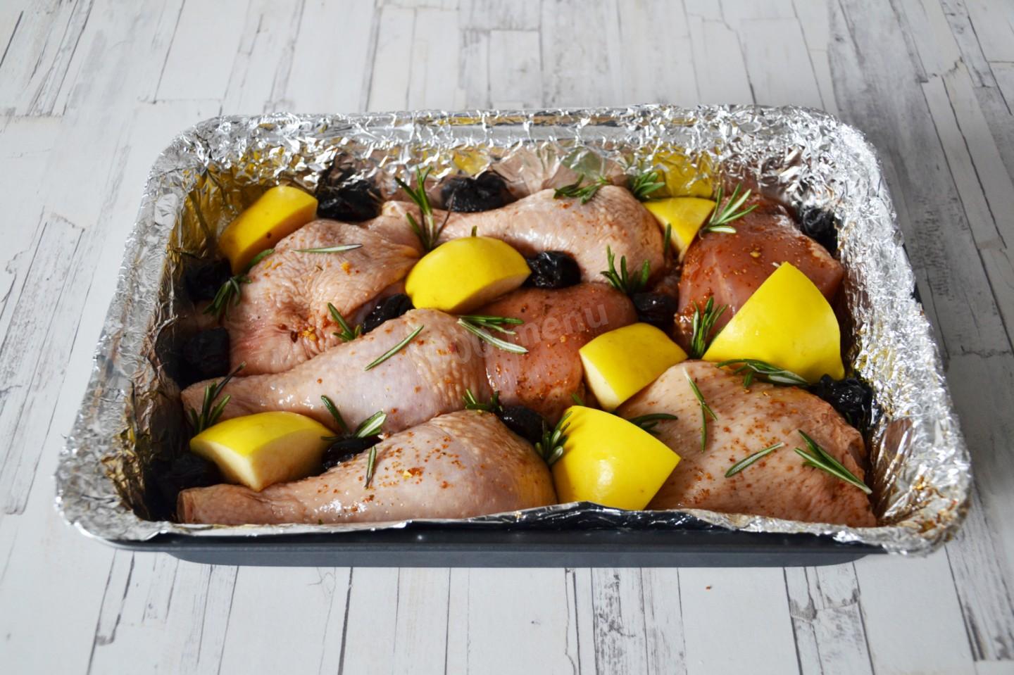 Шаг 6 приготовления Курица с айвой и черносливом
