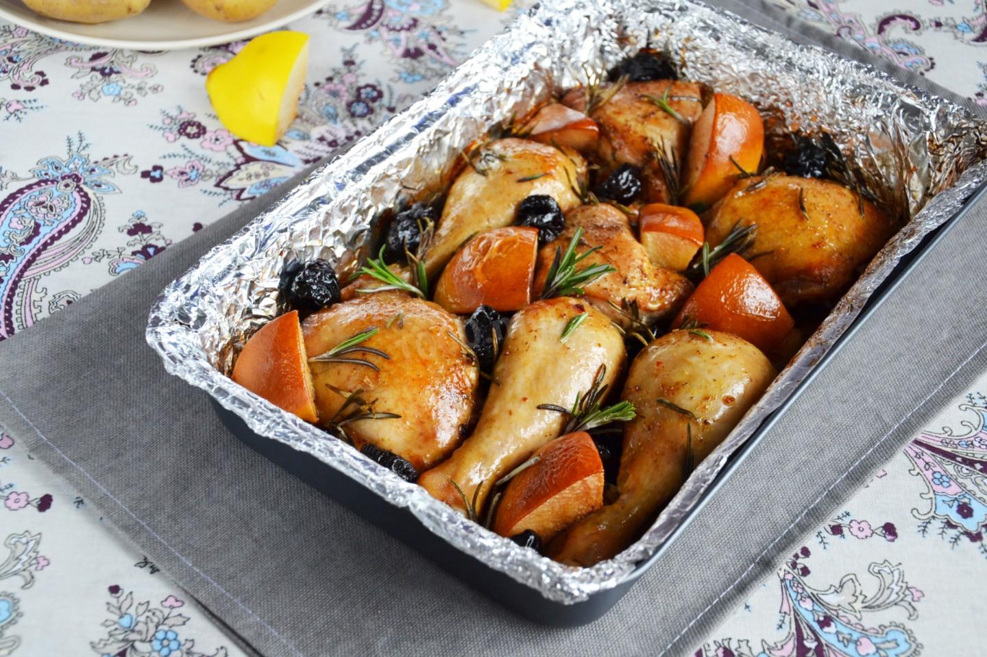 Шаг 7 приготовления Курица с айвой и черносливом
