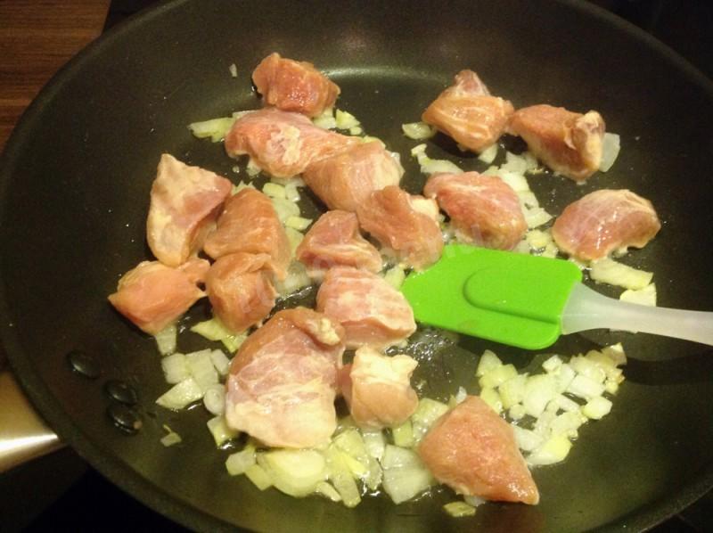 Шаг 2 приготовления Фаршированный ананас с куриными грудками