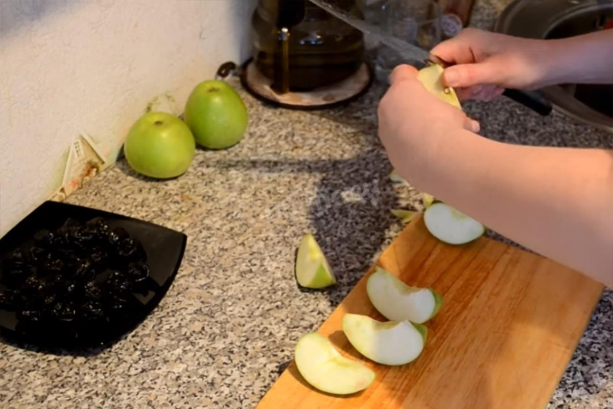 Шаг 3 приготовления Гусь с черносливом и яблоками целиком