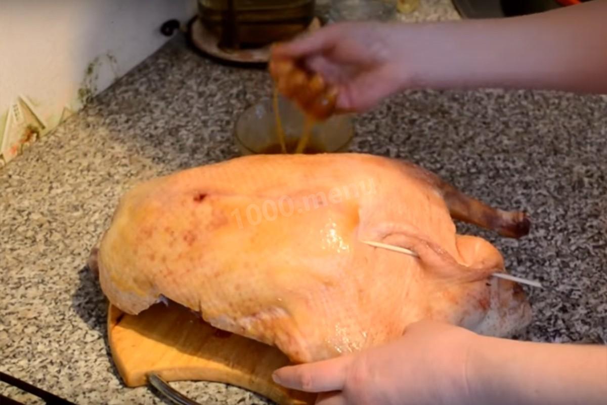 Шаг 5 приготовления Гусь с черносливом и яблоками целиком