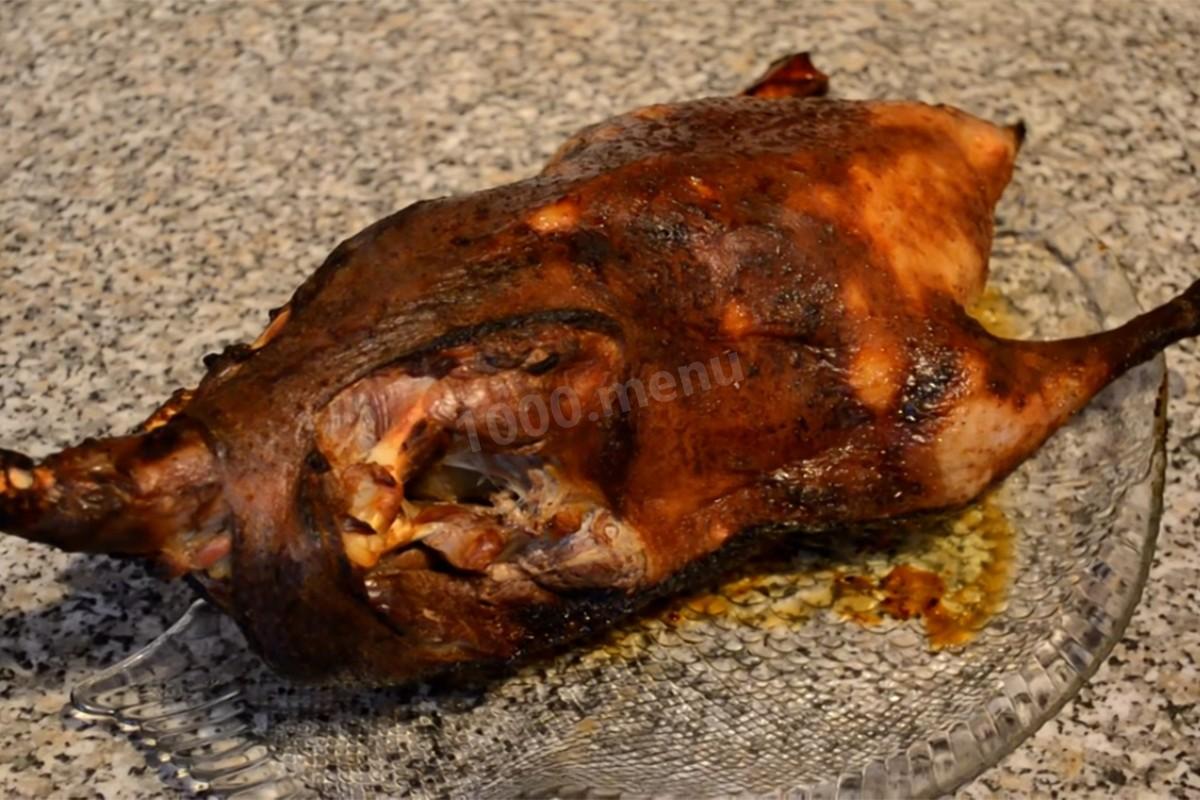 Шаг 8 приготовления Гусь с черносливом и яблоками целиком