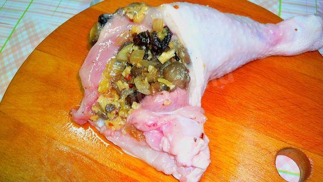 Шаг 12 приготовления Курица фаршированная черносливом