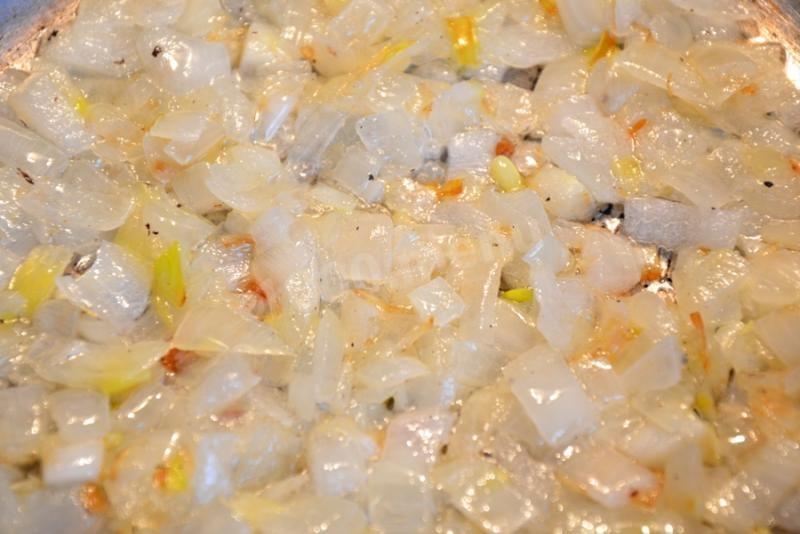 Шаг 3 приготовления Блинный пирог с курицей и грибами Улитка