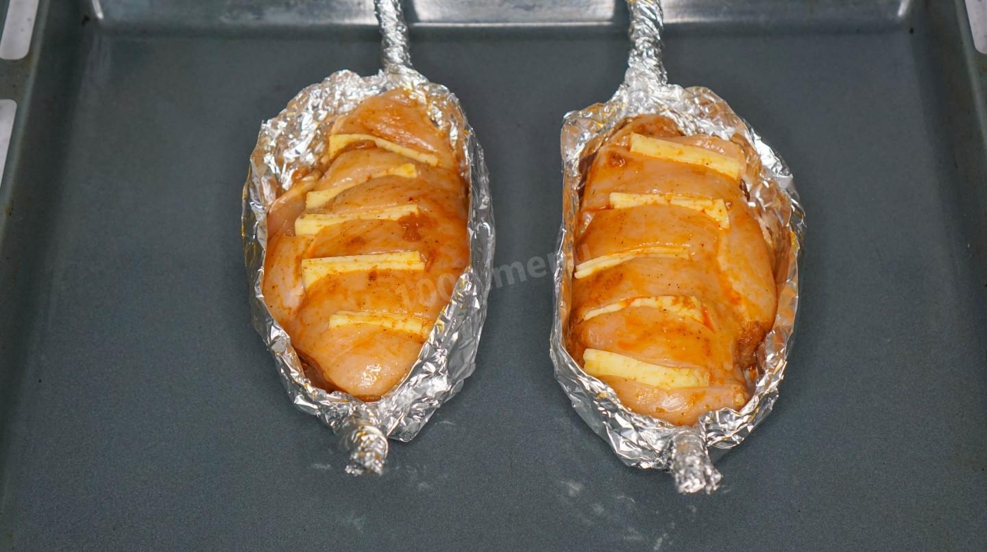 Шаг 10 приготовления Грудка в фольге с сыром