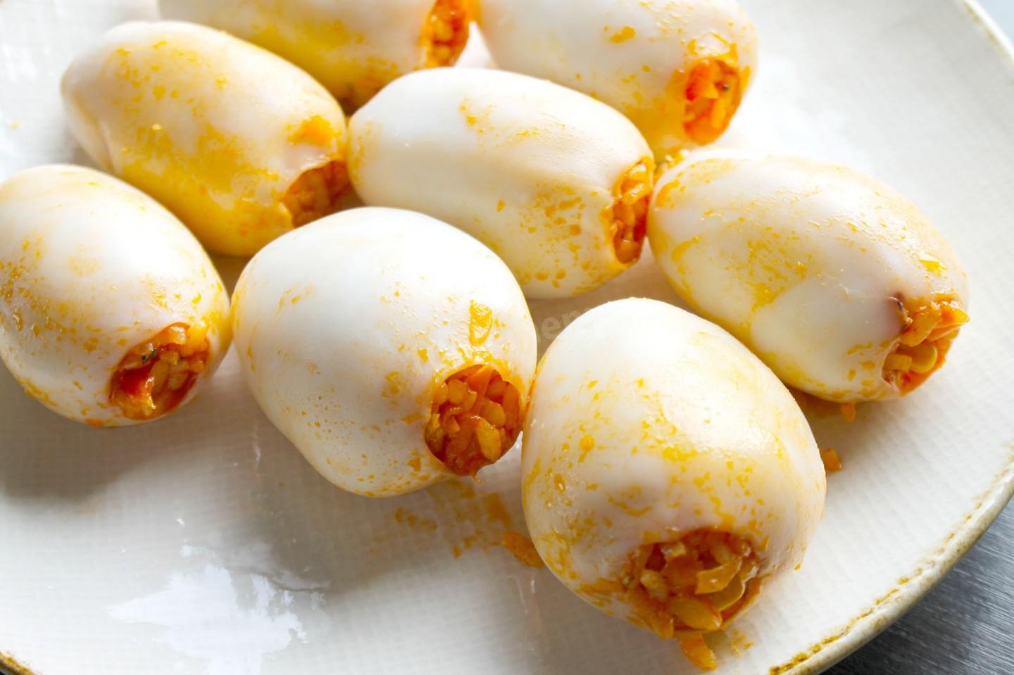Шаг 10 приготовления Кальмары фаршированные рисом и овощами