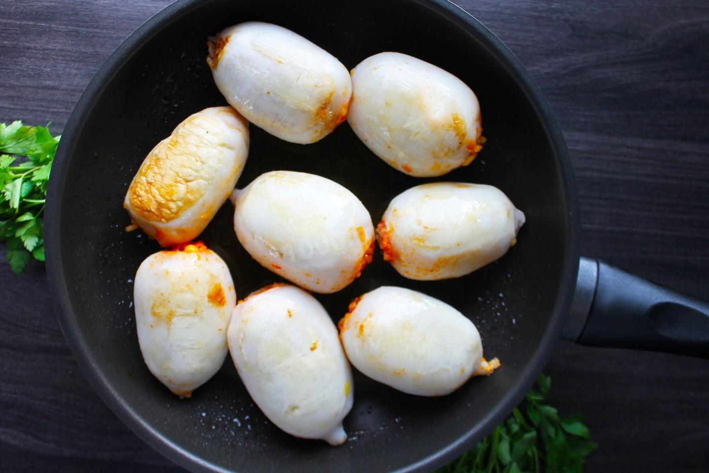 Шаг 11 приготовления Кальмары фаршированные рисом и овощами