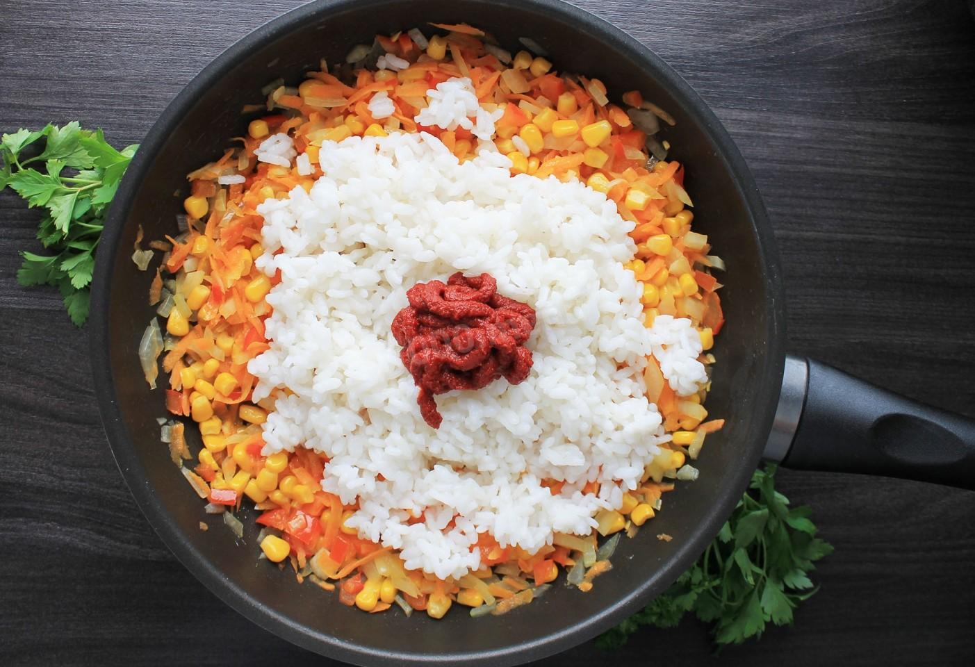 Шаг 8 приготовления Кальмары фаршированные рисом и овощами