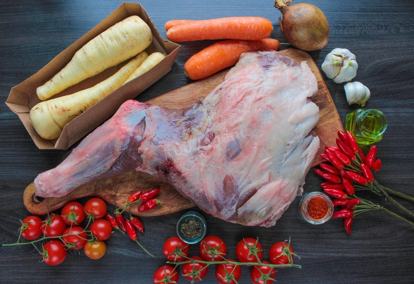 Шаг 1 приготовления Нога дикого кабана в духовке с овощами