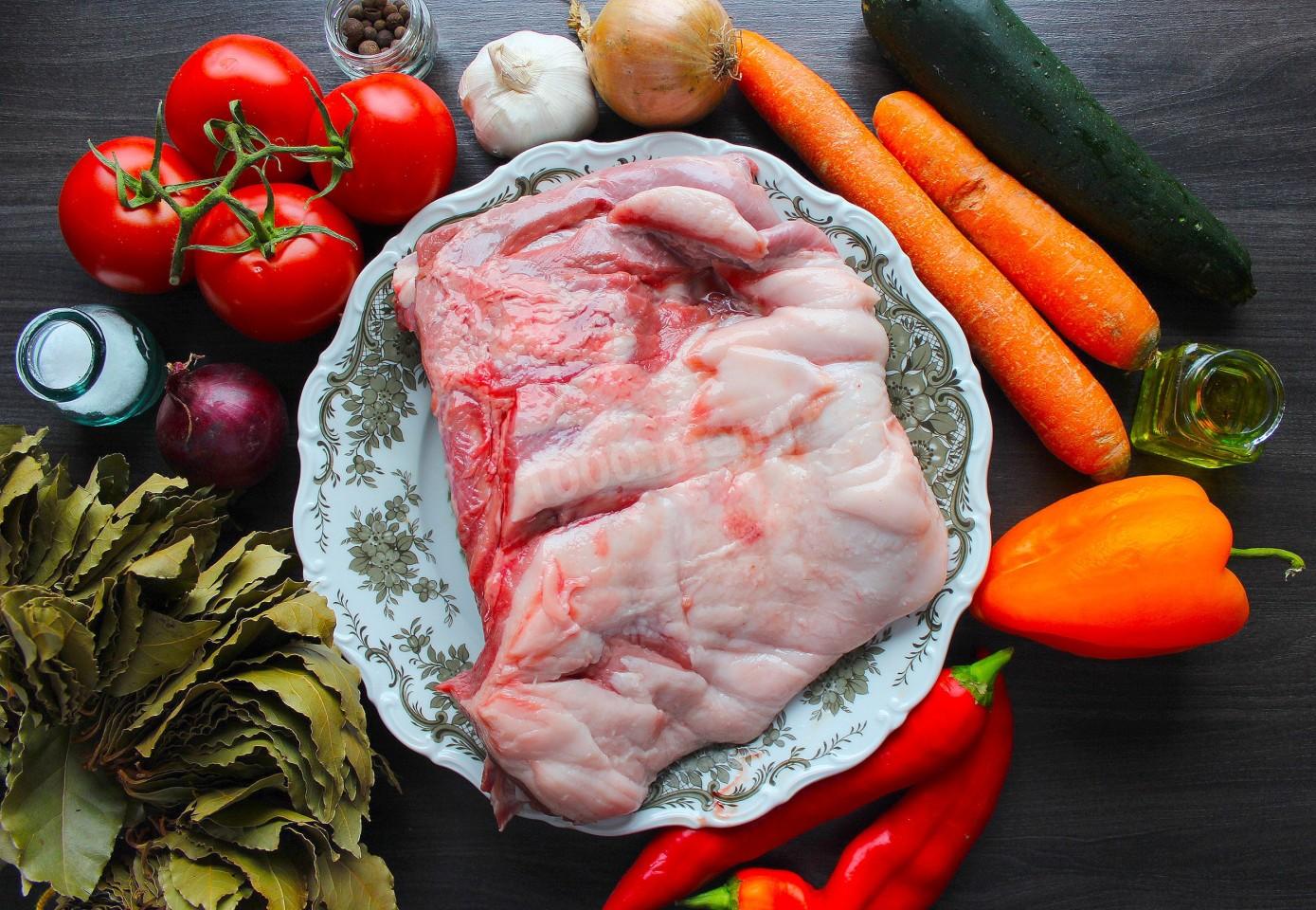 Шаг 1 приготовления Рёбра дикого кабана с овощами в духовке