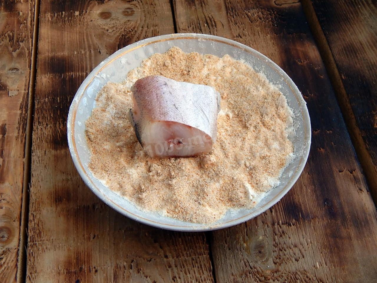Шаг 3 приготовления Минтай в панировочных сухарях с макаронами