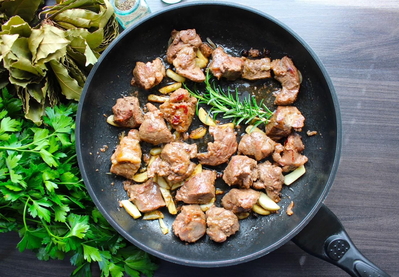 Шаг 5 приготовления Мясо дикого кабана на сковороде
