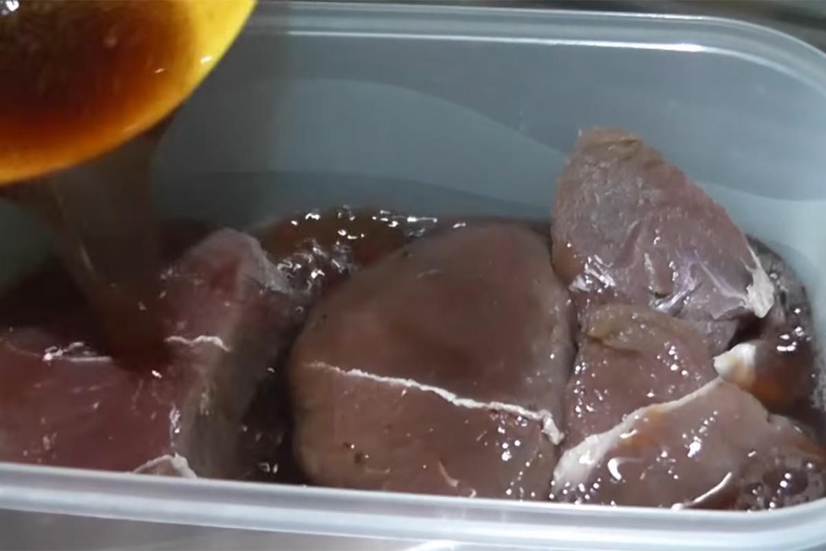 Шаг 5 приготовления Мясо кабана в духовке с соусом