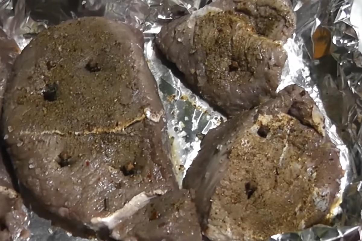 Шаг 9 приготовления Мясо кабана в духовке с соусом